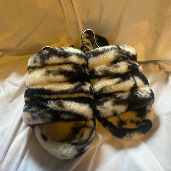 Ugg slippers sizes 7 barely used. I don’t not used them at all need to sell them - Picture 1 of 4